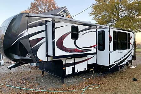 Fifth Wheel rental in Palm Springs California - sleeps 4-8, perfect for Large families and Extended stays