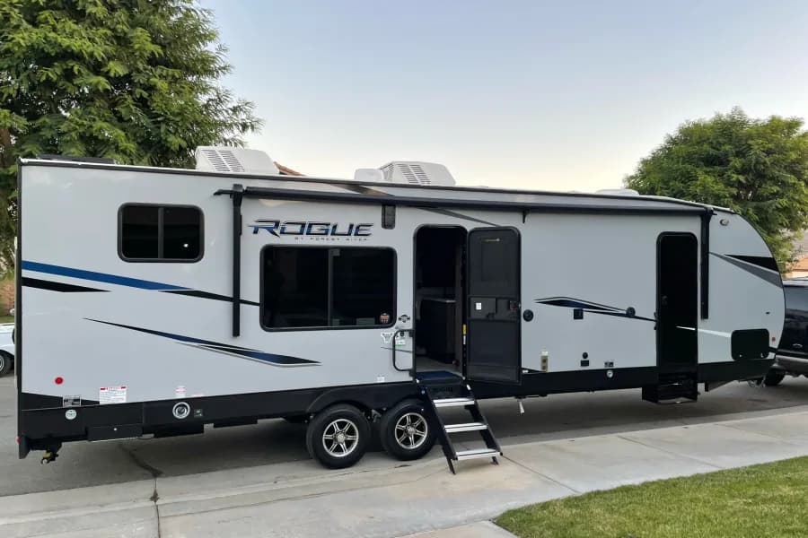 Fun for all memory maker! Fifth-Wheel RV rental in Palm Springs California — exterior