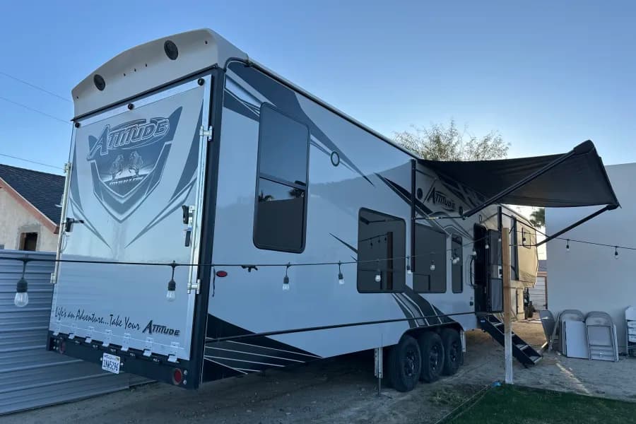 2023 ATTITUDE ECLIPSE Fifth-Wheel RV rental in Palm Springs California — exterior